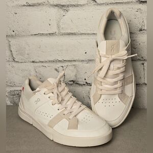 On Running THE ROGER Advantage Leather Sneakers •  White • Men’s 8.5